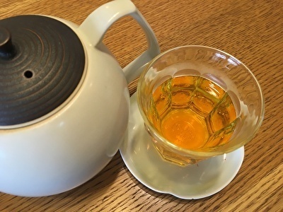 紅花茶と急須.jpg